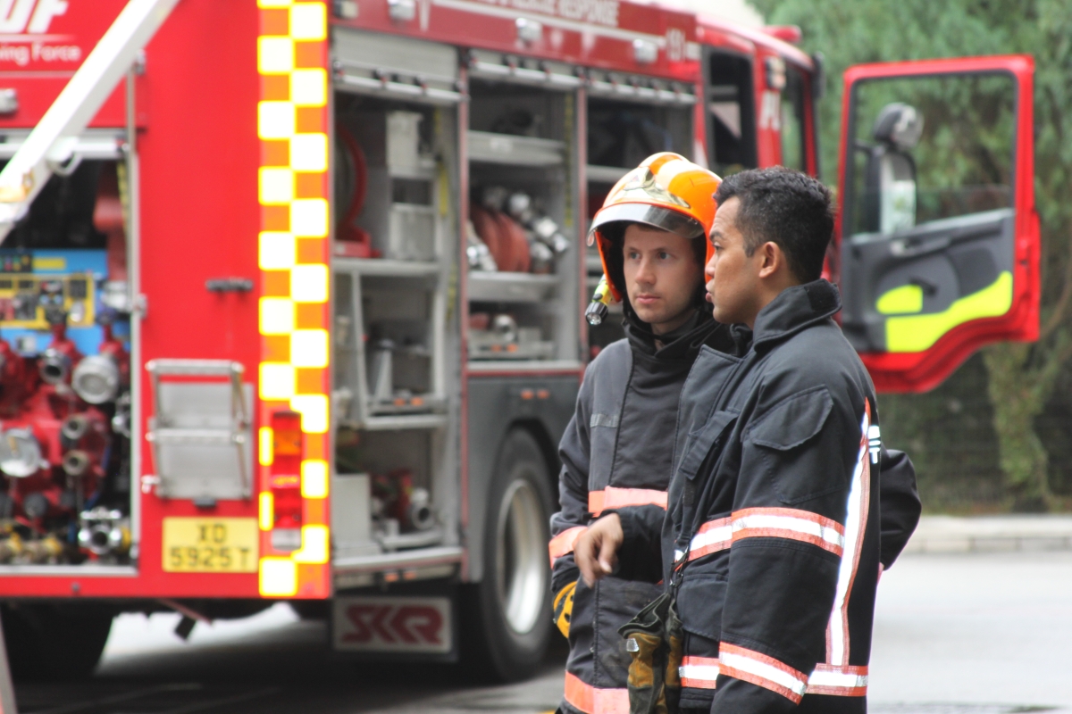 Frank Ebbers zusammen mit einem Feuerwehrmann aus Singapur